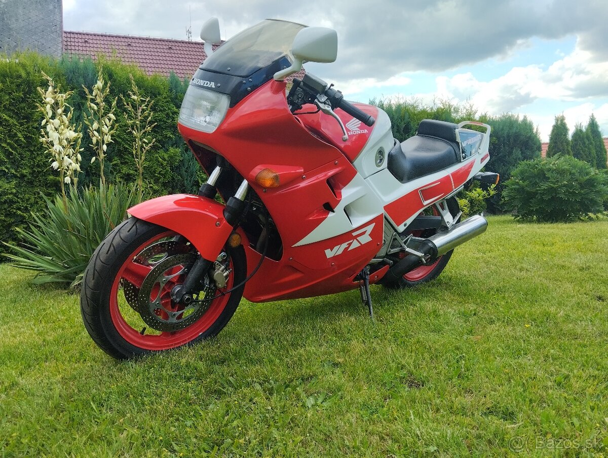 Honda VFR 750 F RC24