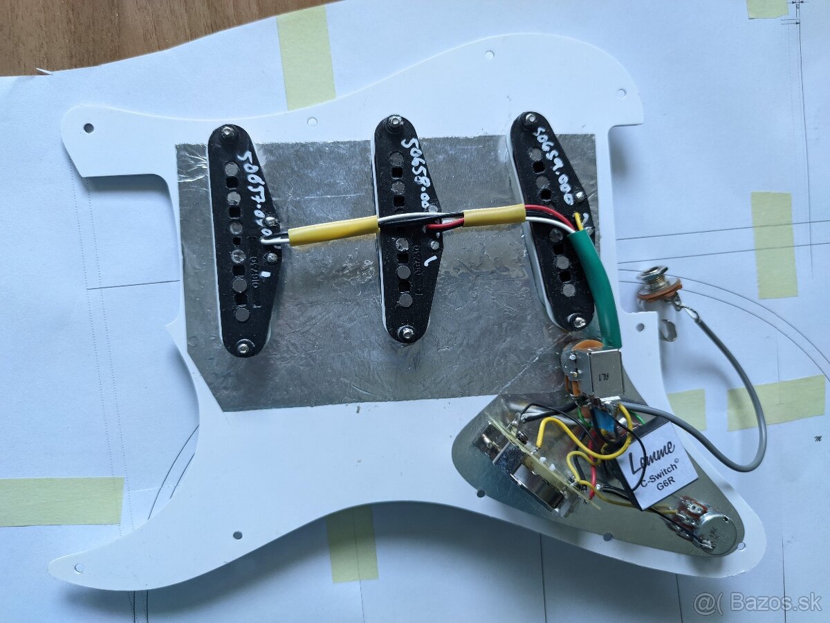 Plne osadený pickguard na stratocaster