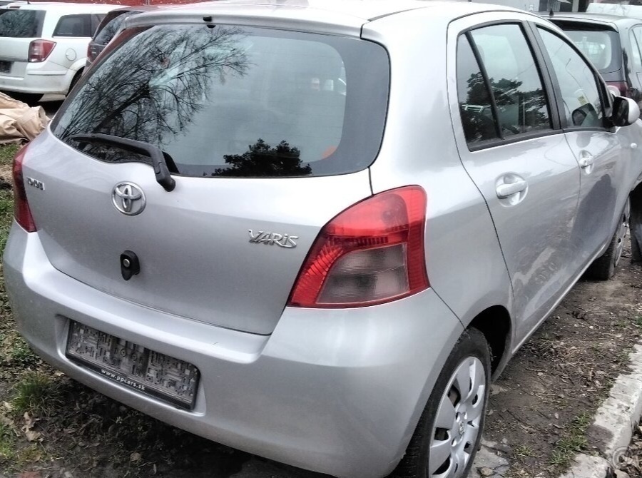 Toyota Yaris 1.0 2006 predám DVERE MOTOR 1KR-FE, DVERE, PREV