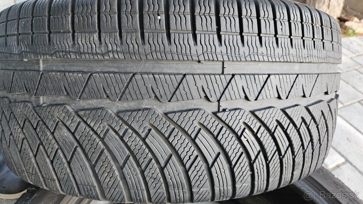 245/40 R18  Goodear Ultragrip Performance + 97V