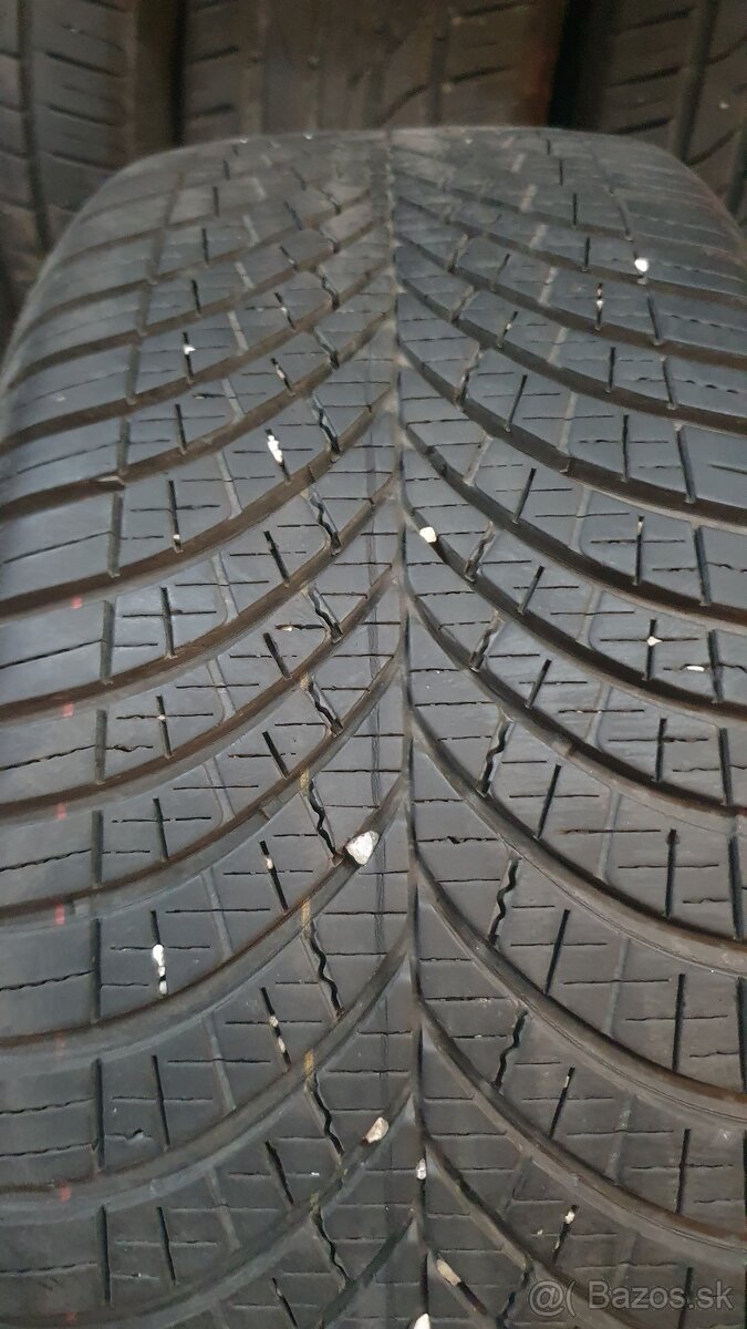 225/45 R17 94W GoodYear 4 Season