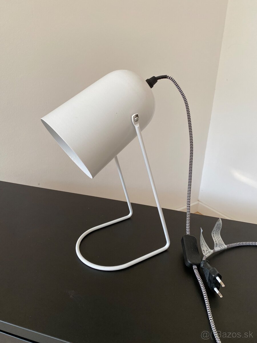 Biela stolová retro lampa značky Leitmotiv