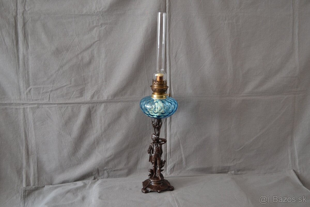 Figurálna petrolejová lampa