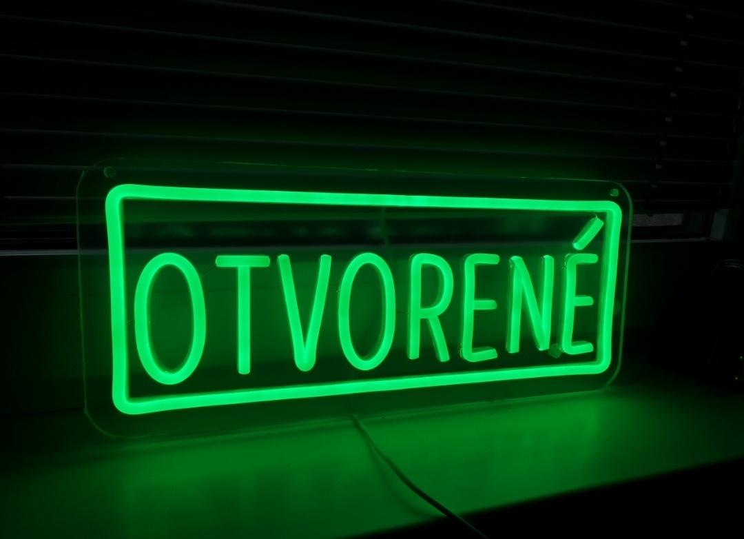 NEONOVÝ NÁPIS - OTVORENÉ