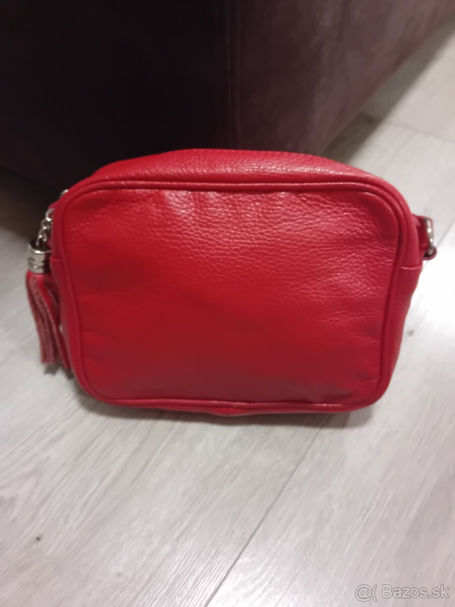 Červená kožená crossbody kabelka na zips s dlhým remienkom