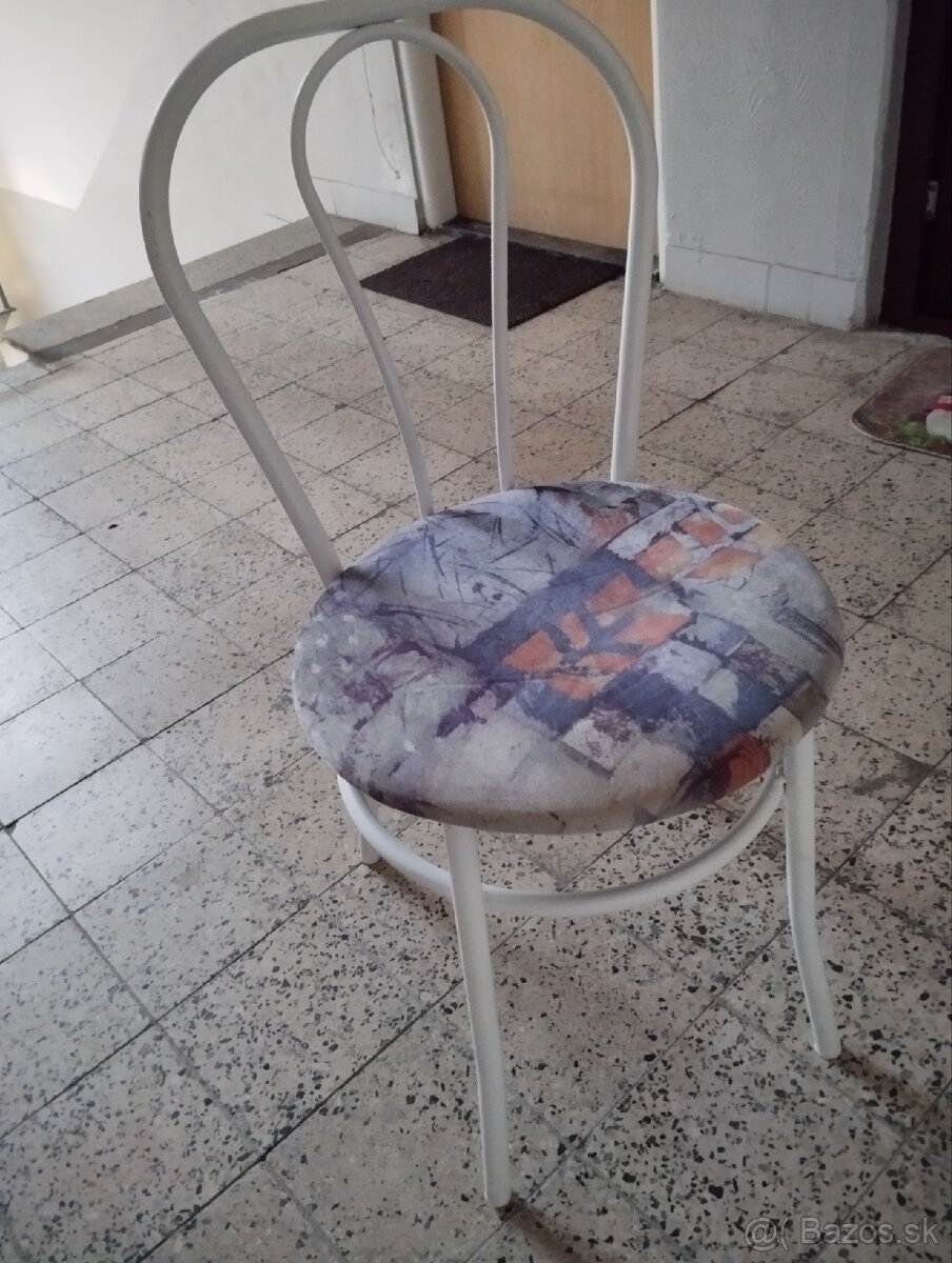 Jedálenske stoličky- 2 kusy