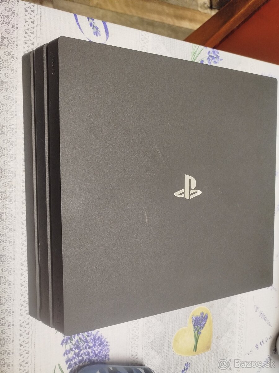 PS4 PRO 1TB + hry