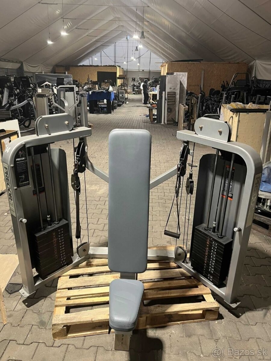 Precor kladkovy chest press