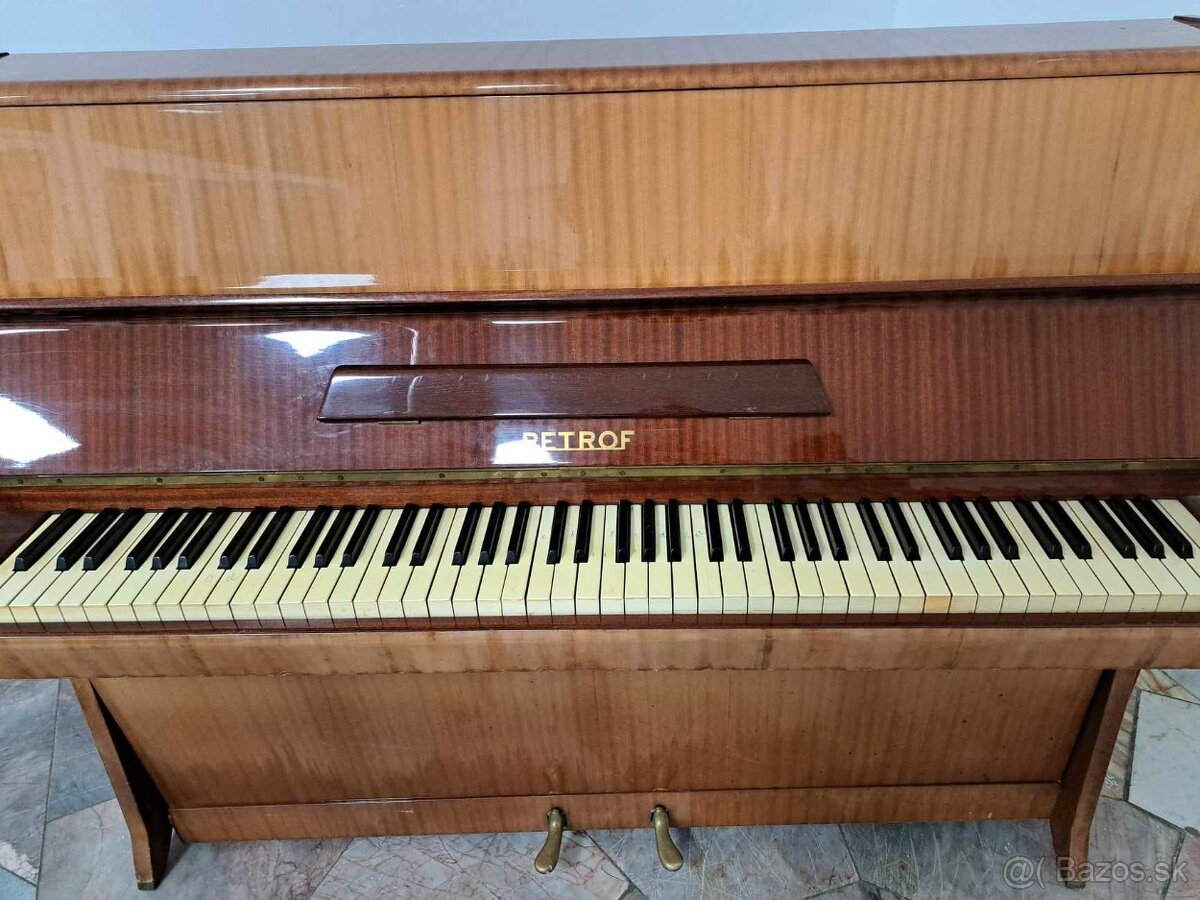 Piano PETROF