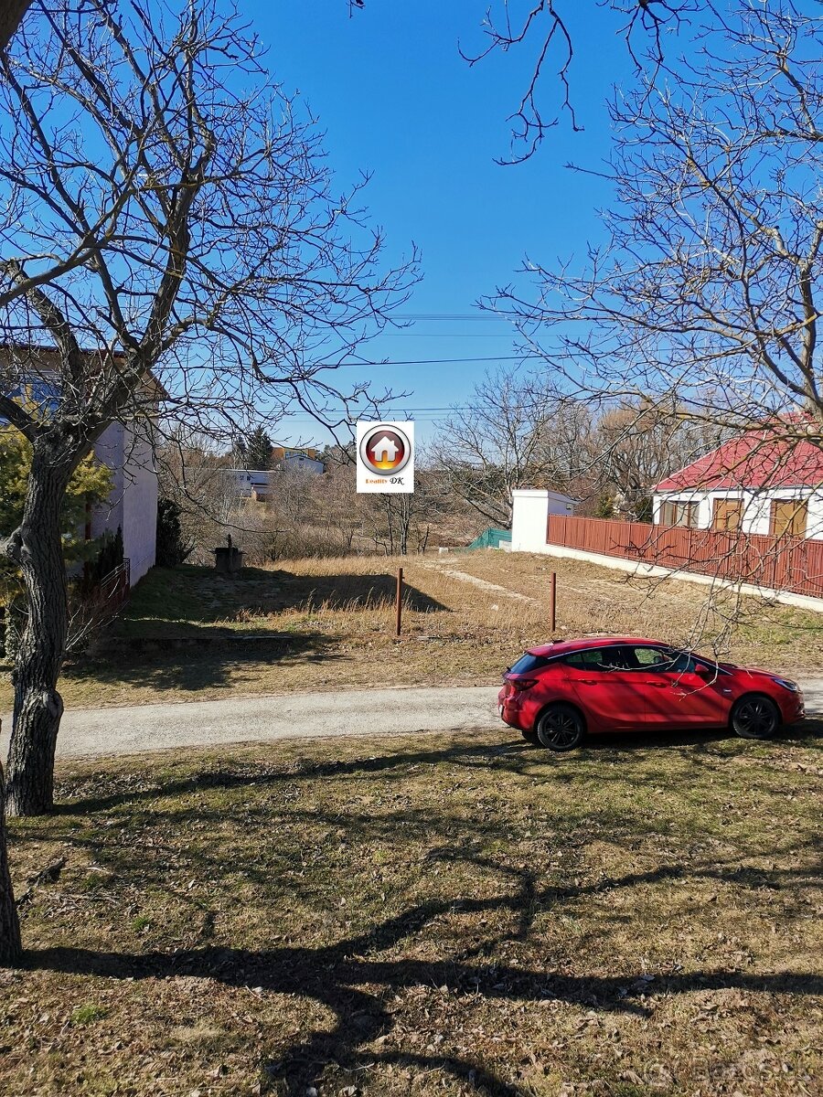 Na predaj pekný stavebný pozemok v centre obce Báb