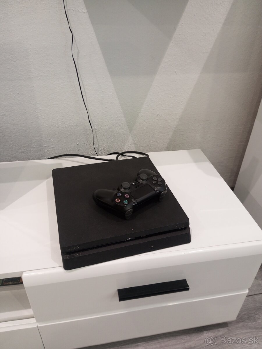 Playstation 4 slim