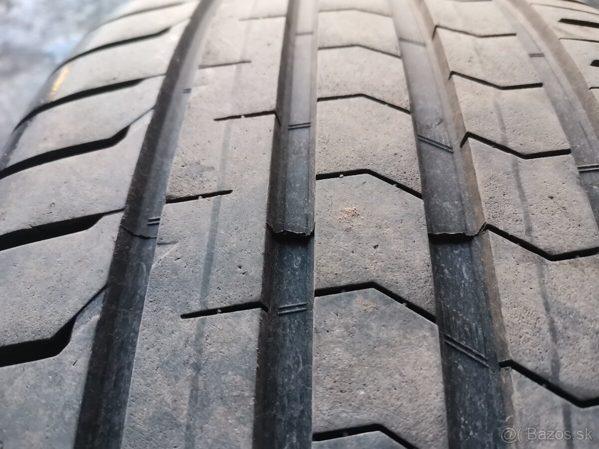 225/40 R18