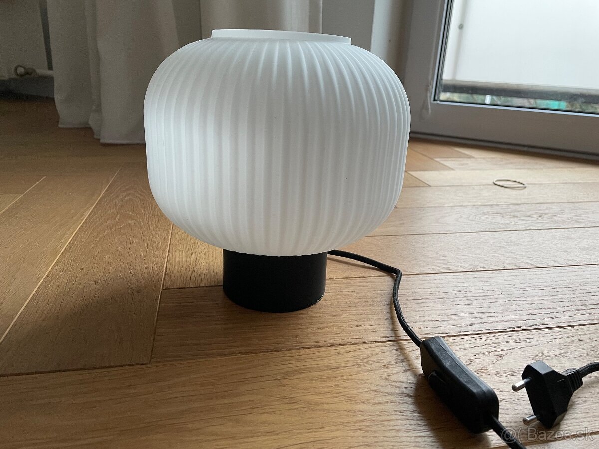 Stolná lampa v severskom štýle