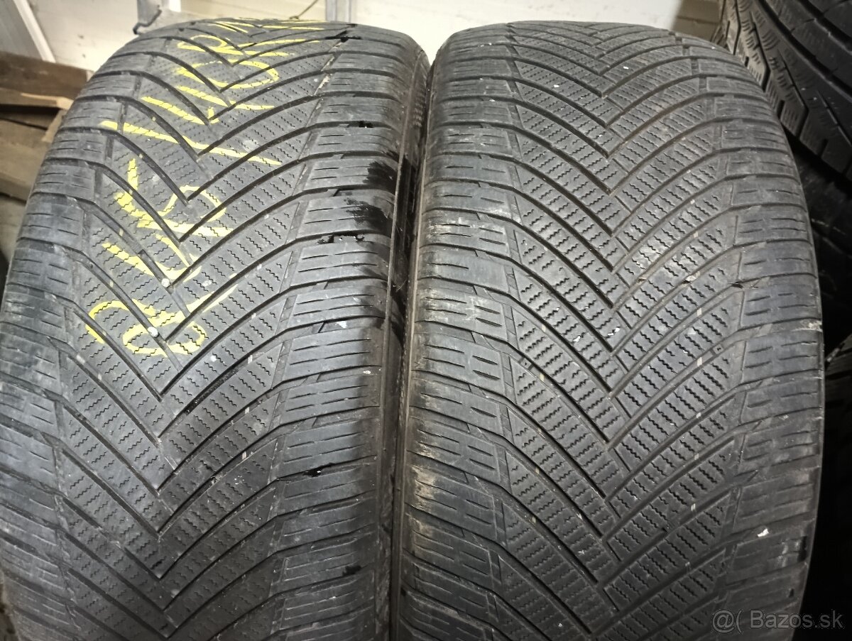 245/40R19