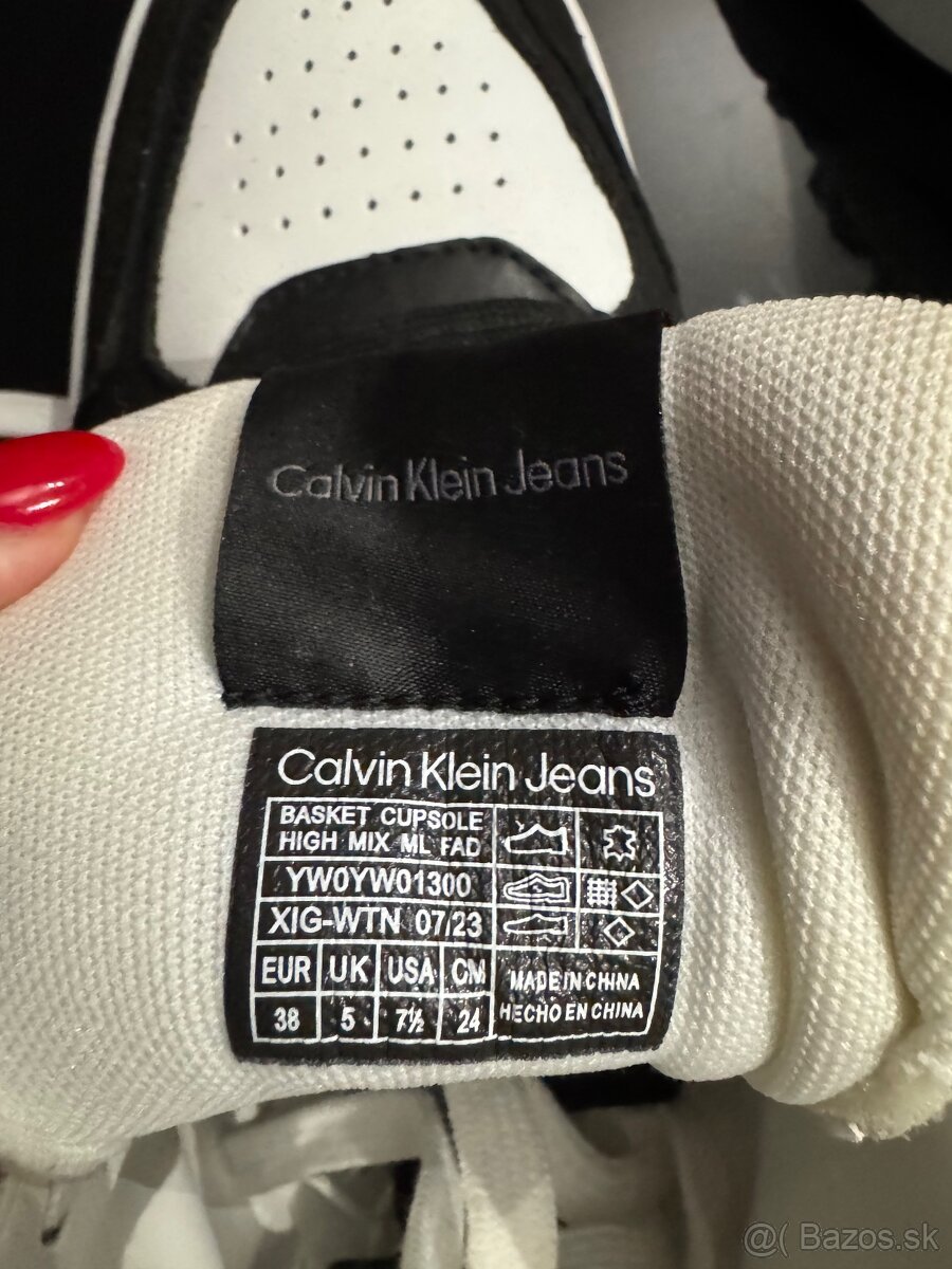 Nove Calvin Klein