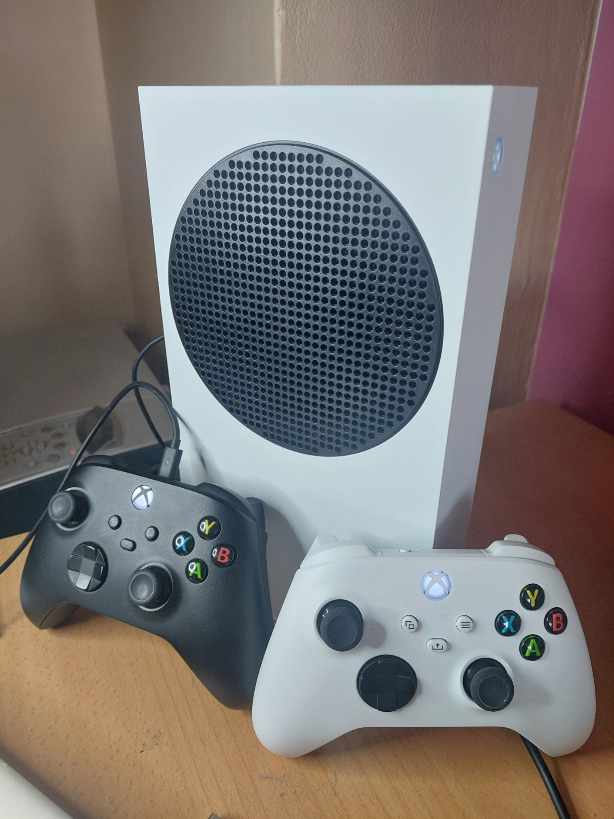 Predám Xbox Series S + 2x Xbox Controller + záruka