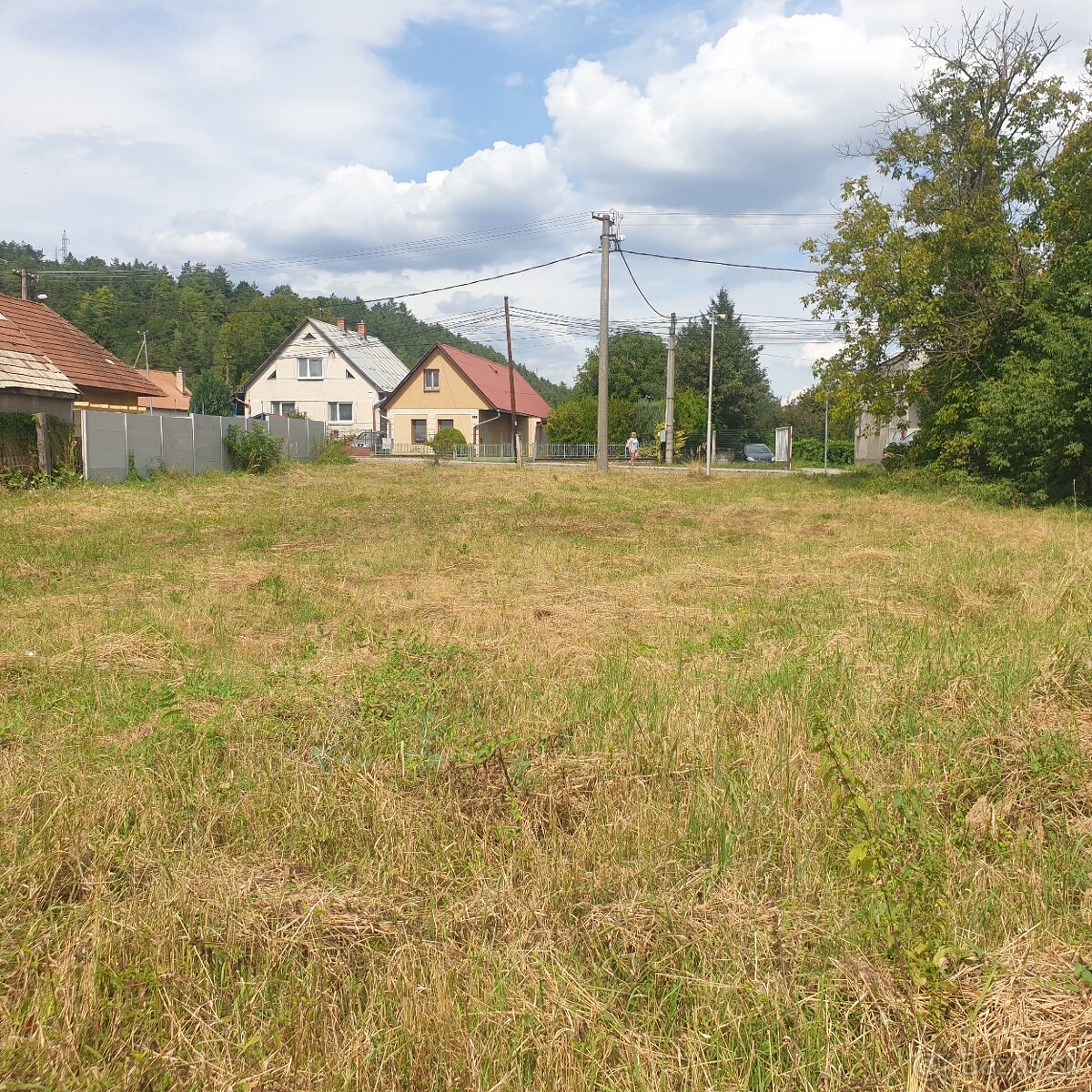 Predám veľkometrážny pozemok v Novákoch-vhodný na podnikanie