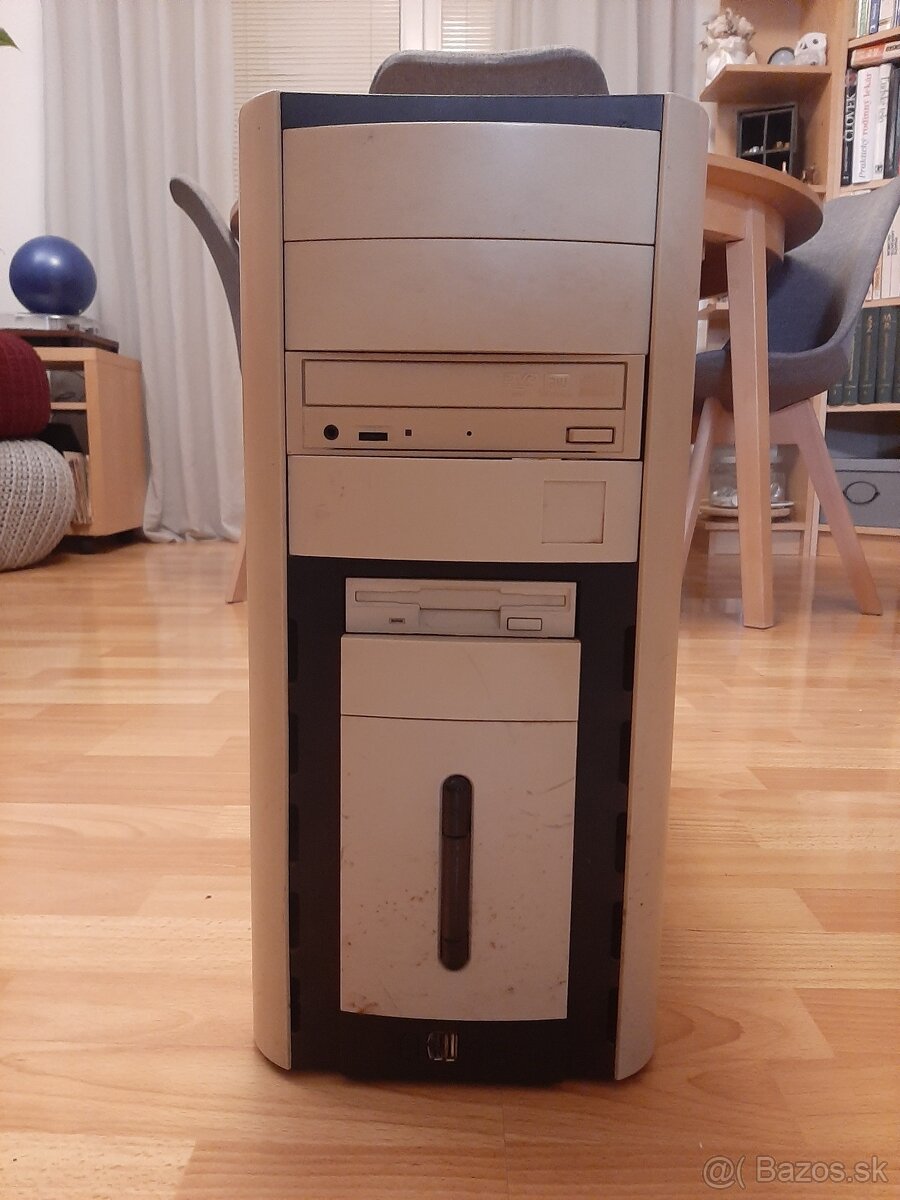 Retro kovova PC bedna