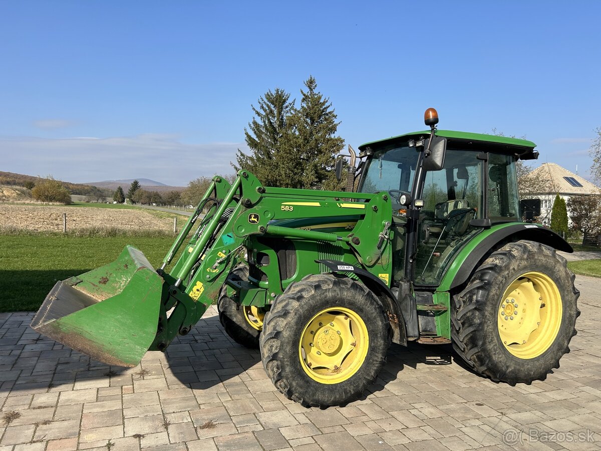 John Deere 5820