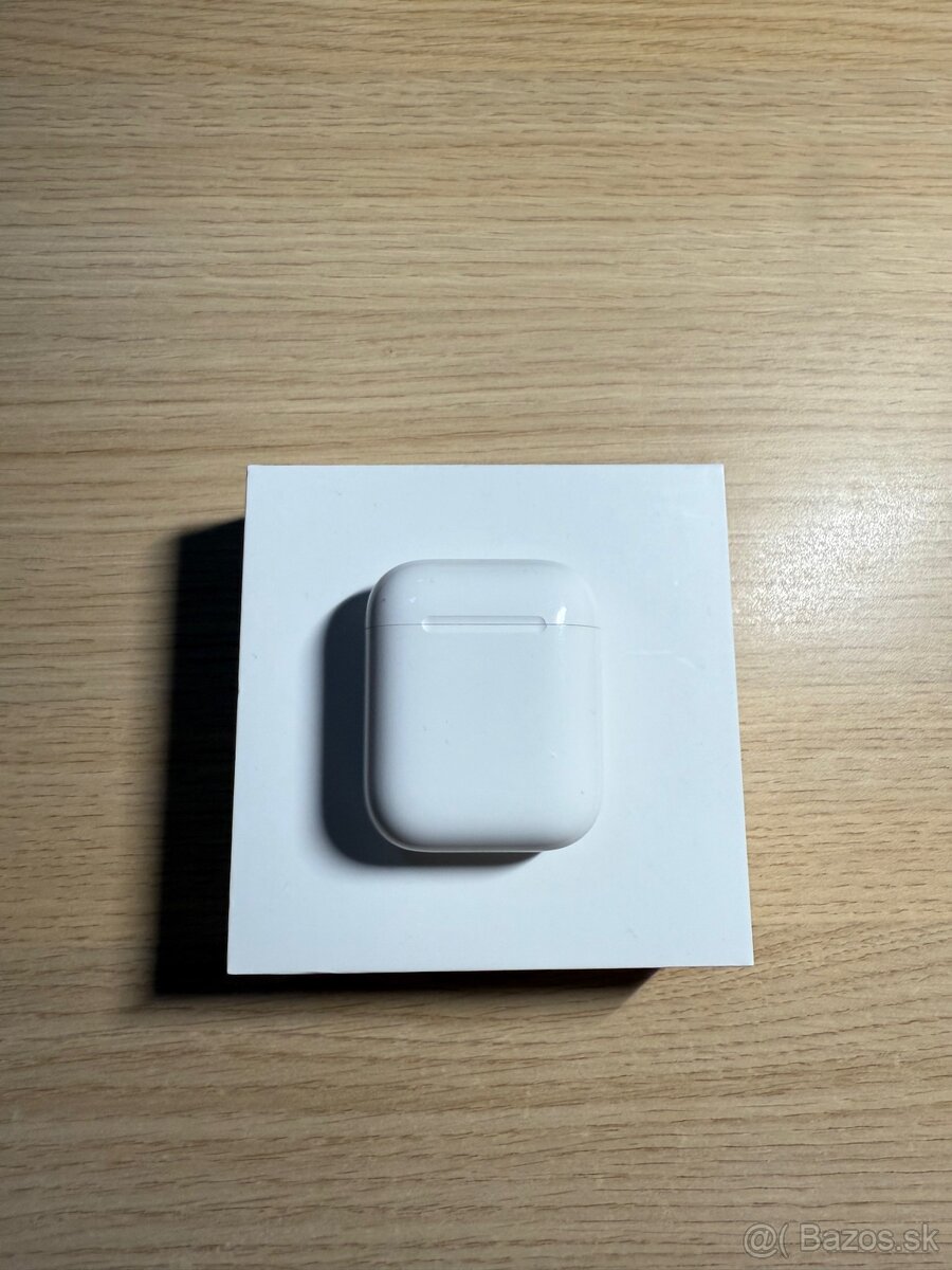 Apple AirPods s nabíjacím púzdrom