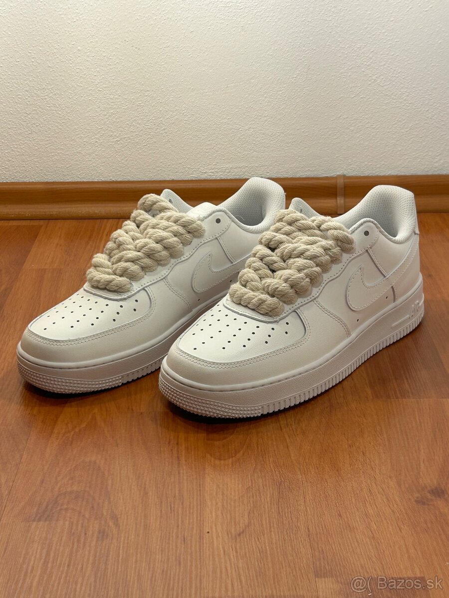 Nike Air Force 1 - Biele s Nike Air Force 1 - Biele šnúrkami