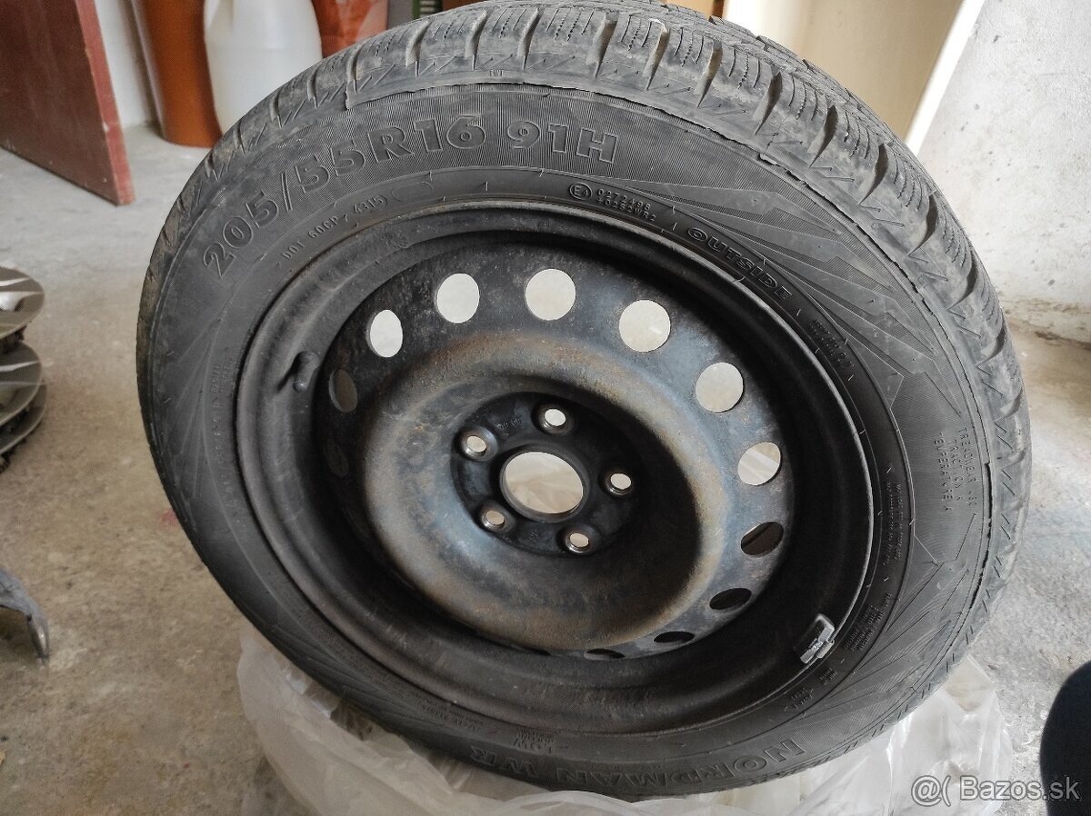 Zimné pneu Nokian 205/55 R16 bez diskov 80€ komplet 119€