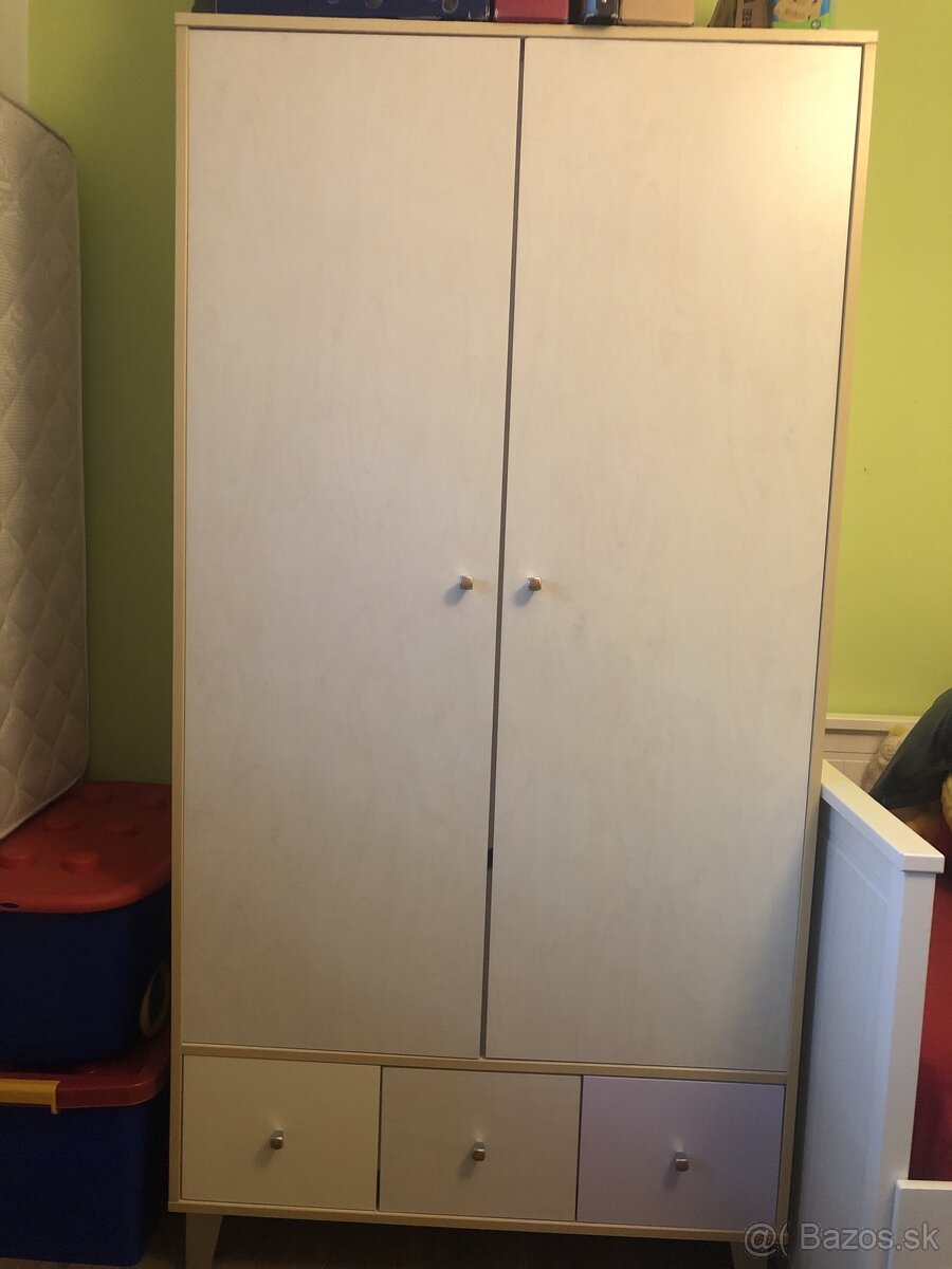 Detský nábytok: skriňa, komoda, postieľka
