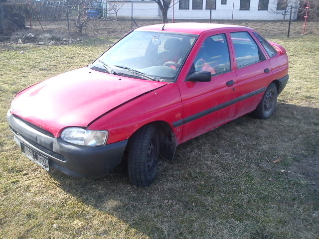 Rozpredám Ford Escort hatchback 1,8td 66kw a 1,4i 55kw rv.97