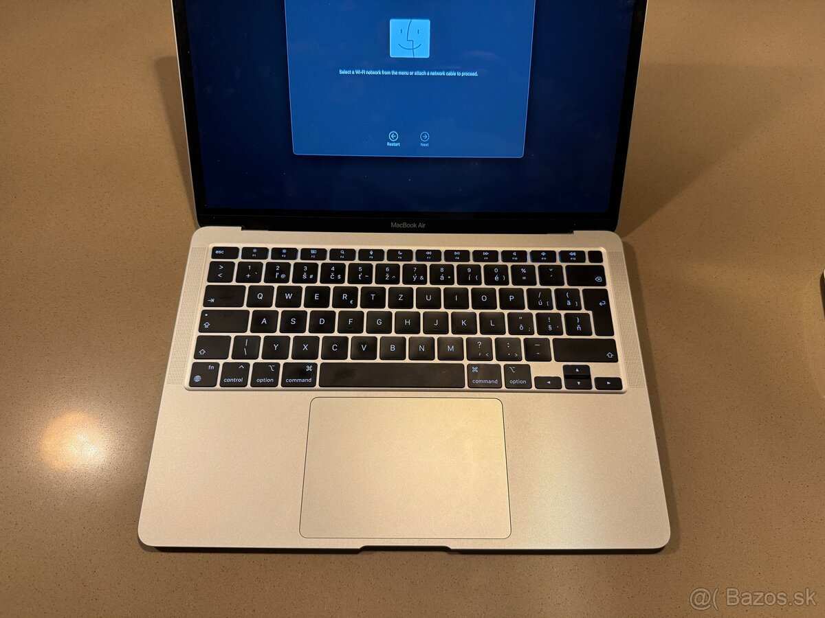 Macbook Air M1 vynikajúci stav, bez škrabanca