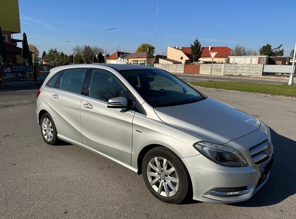 B 180 Strieborná Hatchback