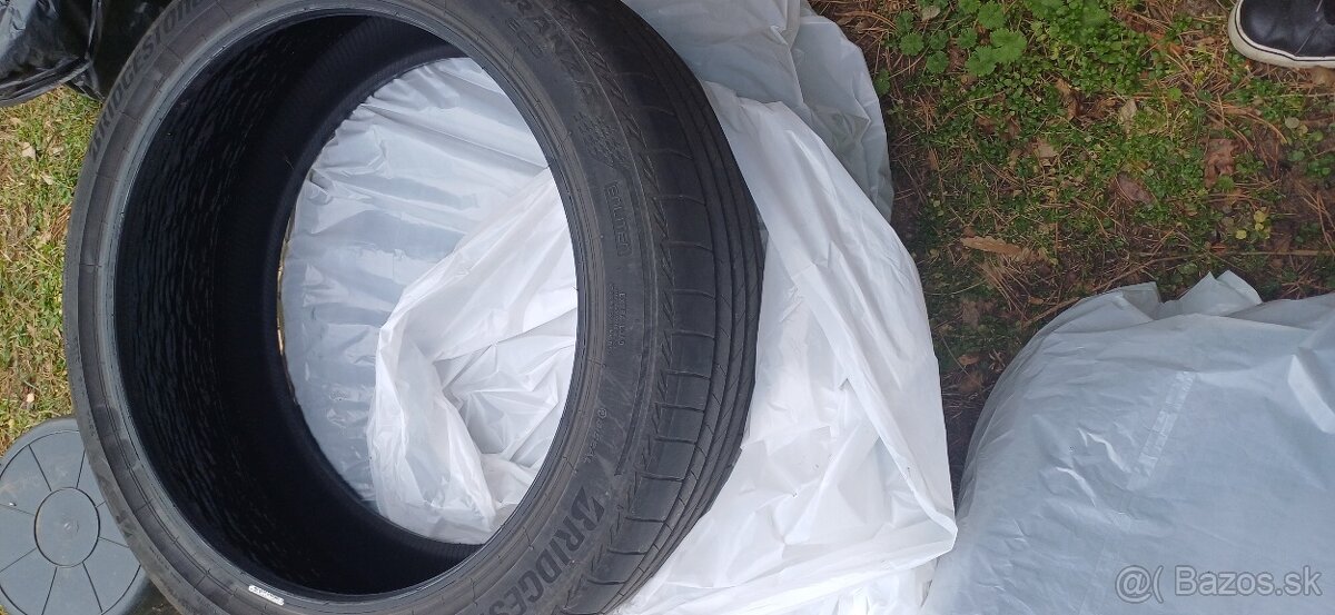 Predam letne pneu 235/45 R21 a 255/40 R21