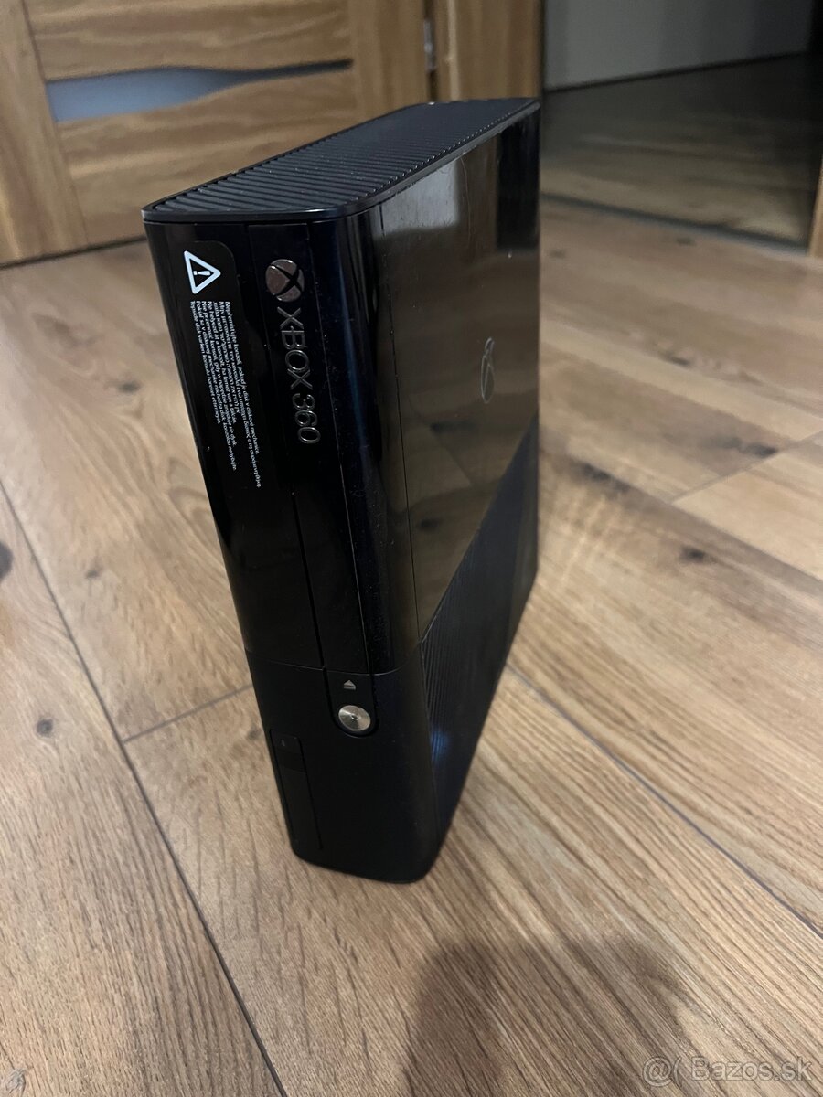 Xbox 360 E + Kinekt + 17hier (REZERVOVANÉ)