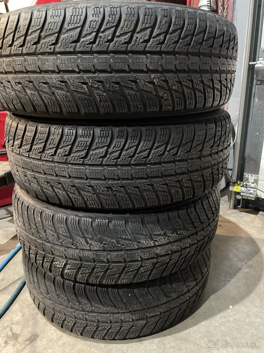 215/70 R16 100H nokian