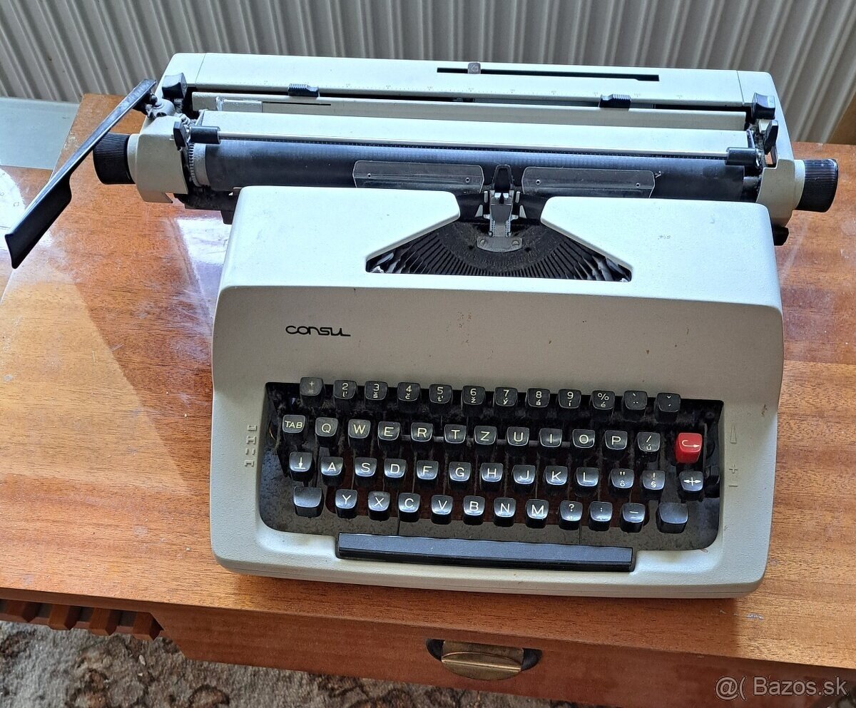 Starý písací stroj, plne funkčný