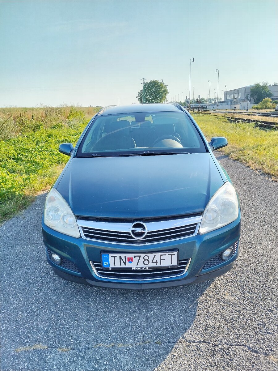 Opel Astra h kombi 1,6 77kw benzín