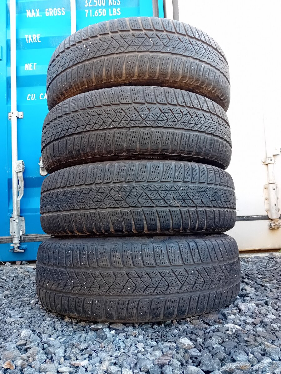 225/60R18 RFT Zimné pneumatiky Pirelli