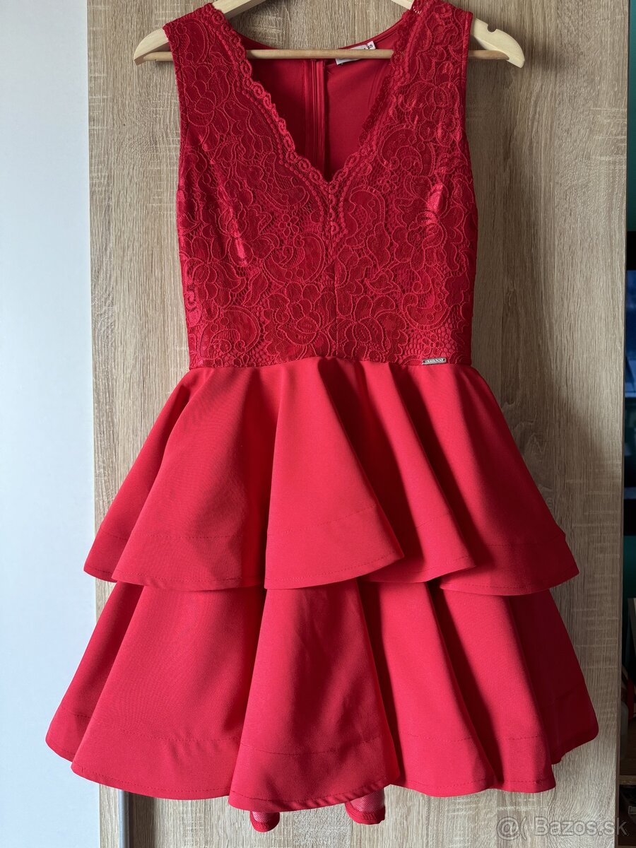 Červené spoločenské šaty