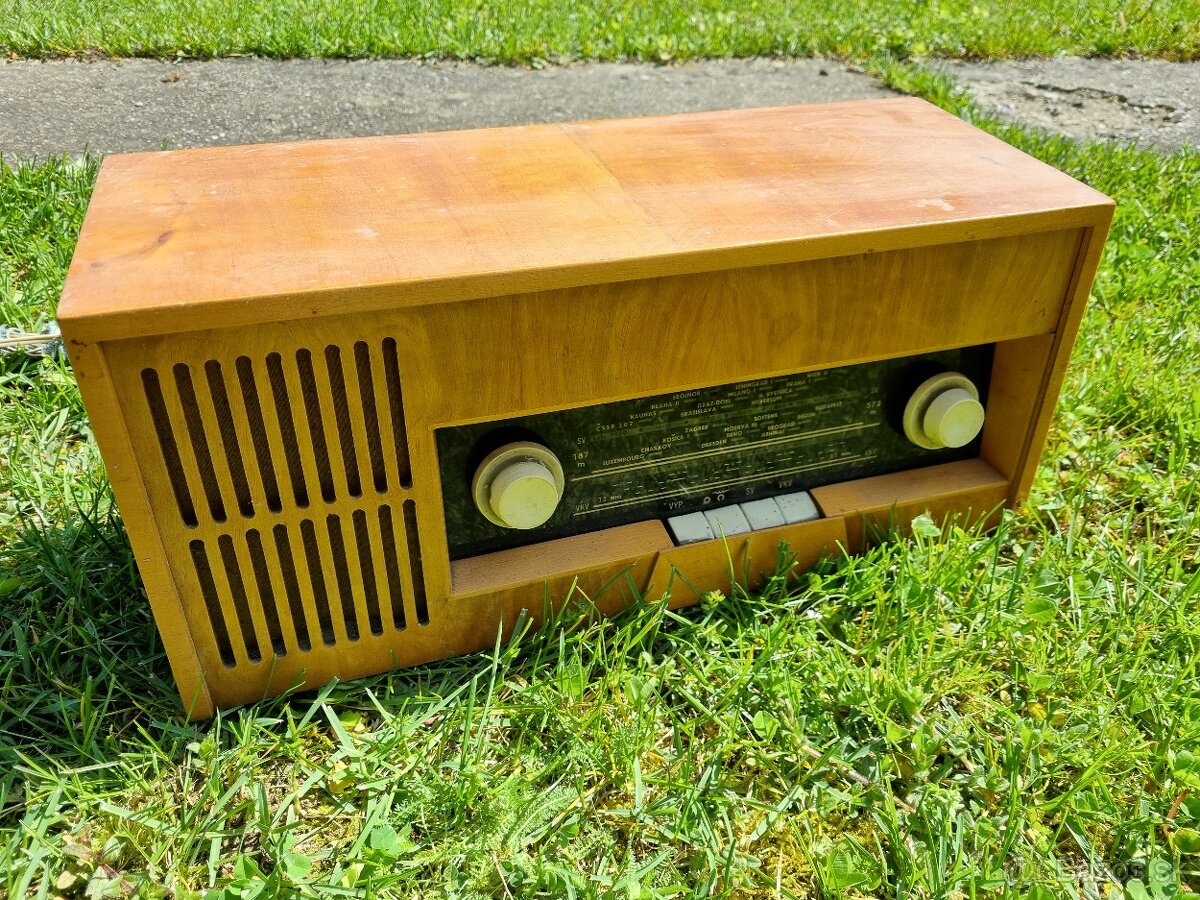 Rádio Tesla 323 A- starožitnosť