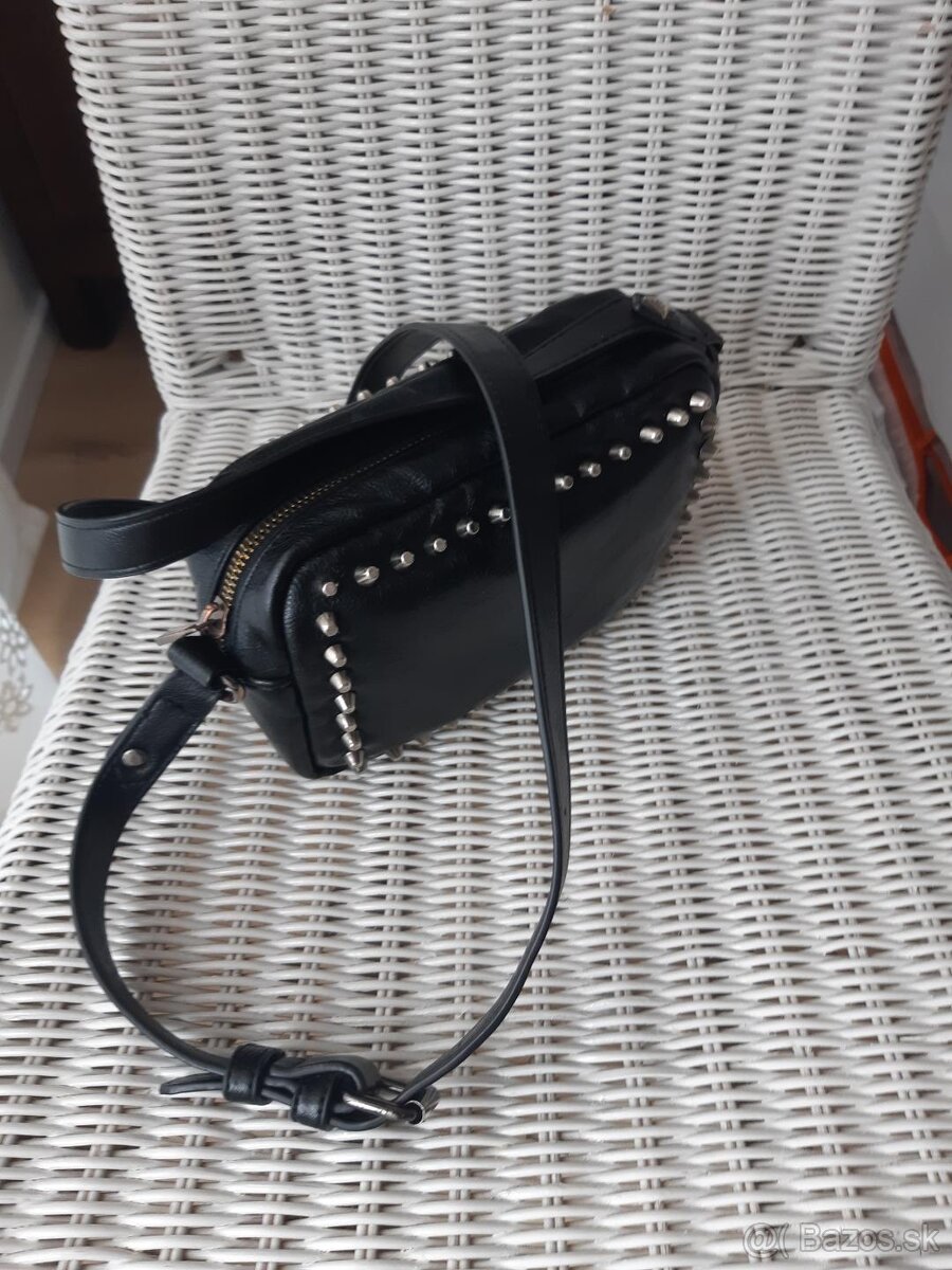 PRÍJEMNÁ, PEKNÁ CROSSBODY KABELKA