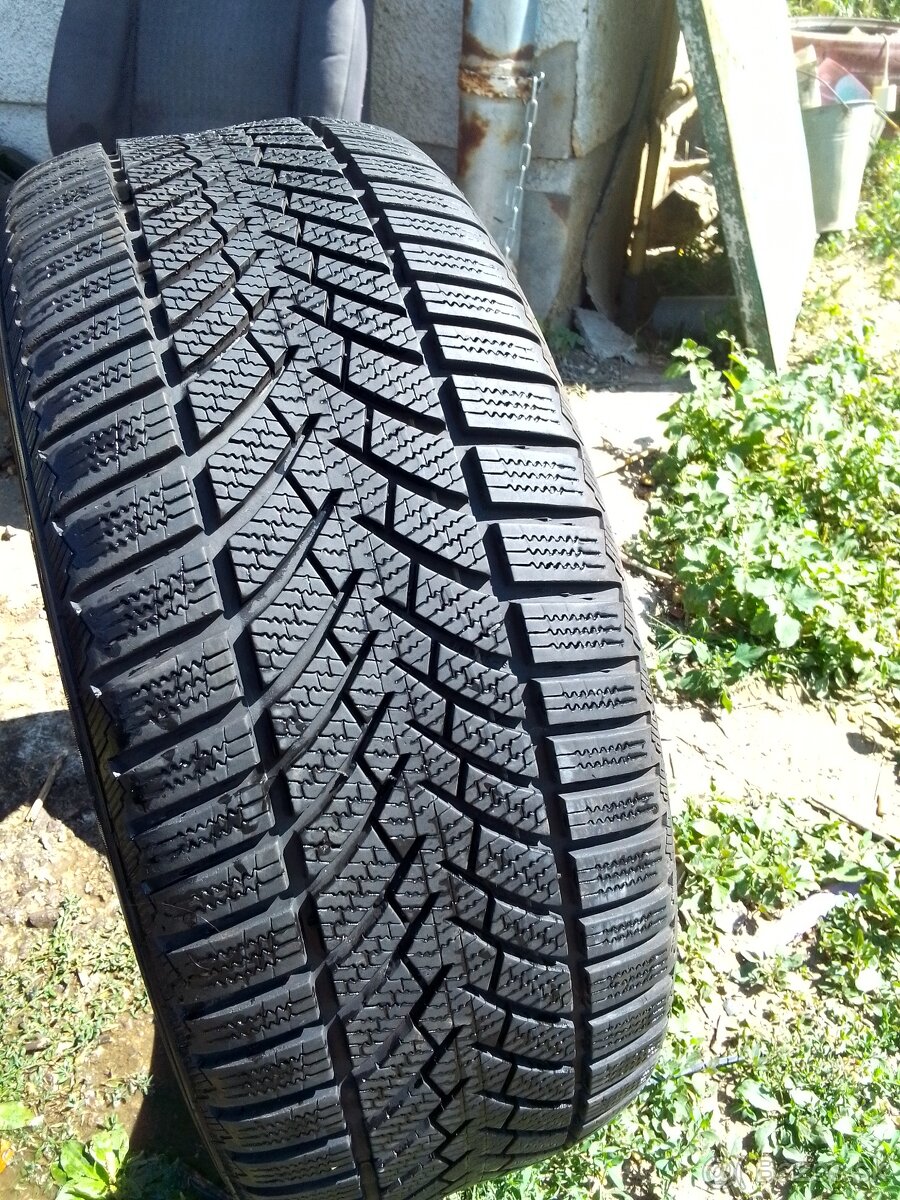 Pneu 235/45 R19