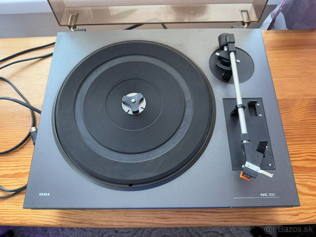 Gramofón Tesla NC 300 HIFI + predzosilňovač