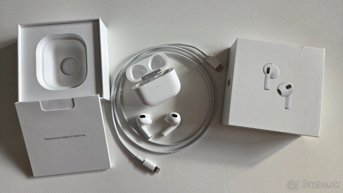 Apple AirPods_3. gen._ s Lightning nabíjacím puzdrom