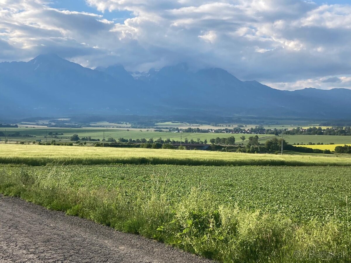 Stavebný pozemok Poprad a okolie s komplet IS v hotovosti