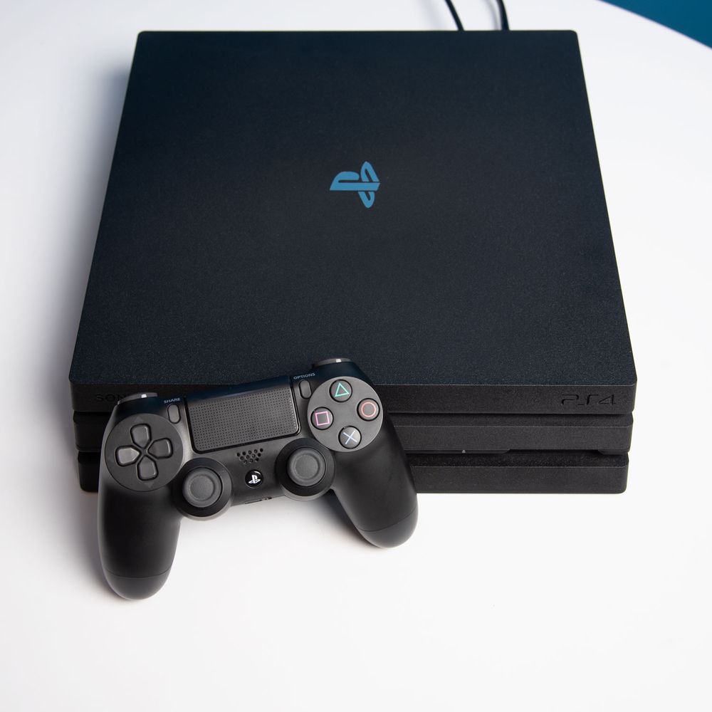 Predám Sony Playstation 4 PRO (1TB), ovládač, 3 hry