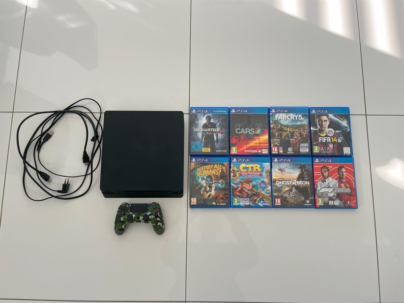 PS4 SLIM , 500 GB - málo používané