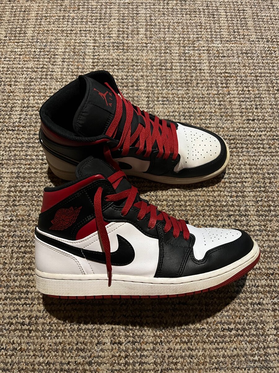 Nike Air Jordan 1 Mid “Black Toe”