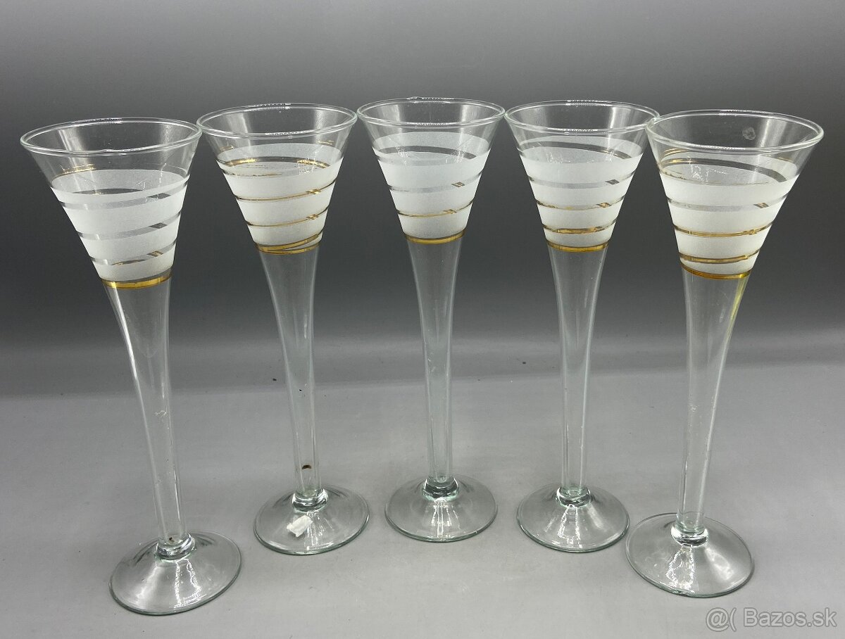 Päť vysokých sklenených pohárov