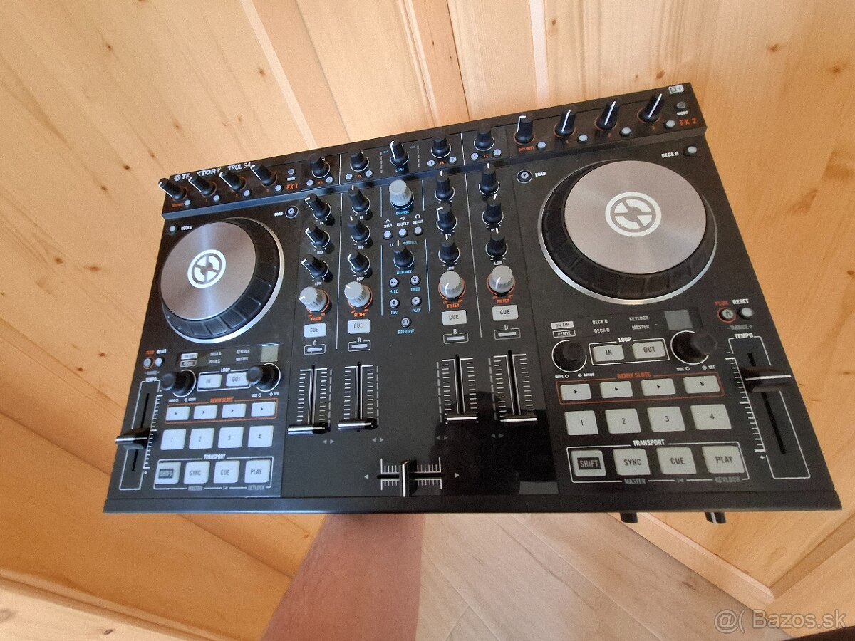 Native Instruments Traktor S4 MKII konzola