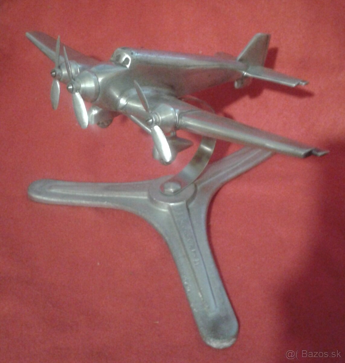 Starý hliníkový model lietadla