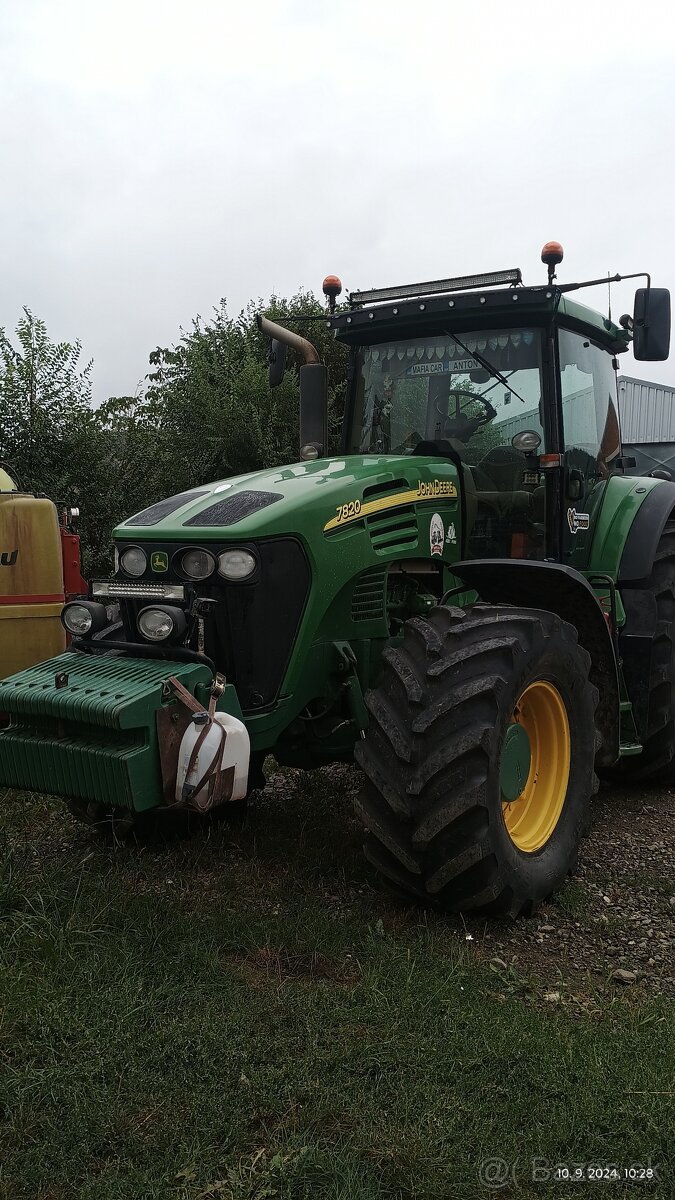 John Deere 7820